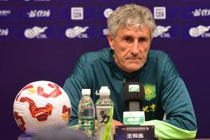 媒体人：国安表现和自己比有进步 没苦硬吃的三中卫没法指望太多