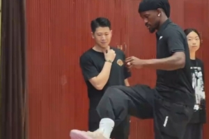 脚法还得练！巴特勒想将篮球踢进篮筐未果 出场馆时还在研究动作