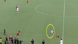 石家庄外援第一时间发现苏州球员昏倒，大声呼救并飞奔去施救