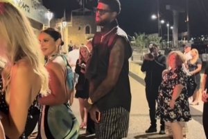 乔治戴着护膝在夜店门口排队 美媒调侃：他也太不认真了