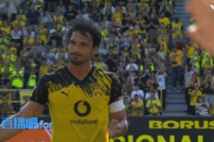 传奇落幕！36岁胡梅尔斯第19分钟被换下，双方球员列队告别