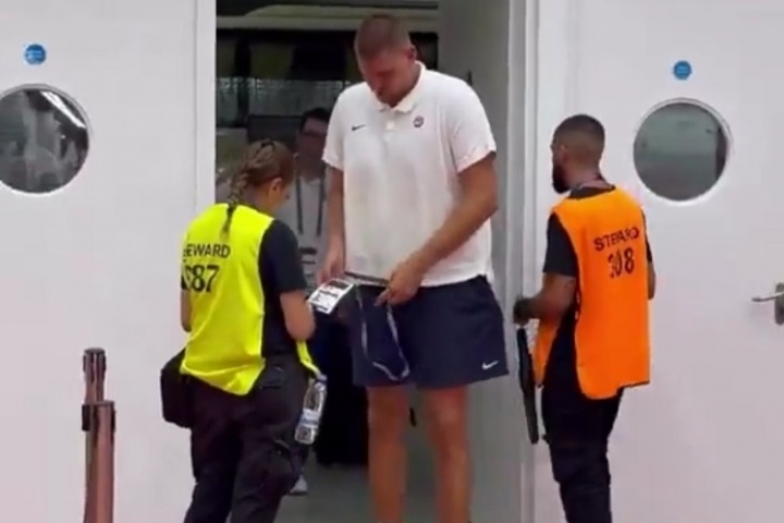 守规矩！约基奇观看热身赛慌忙掏证件乖乖等待核验