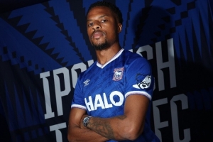 官方：伊普斯维奇租借阿贾克斯前锋阿克蓬一个赛季