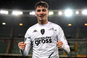 记者：S-埃斯波西托明天接受卡利亚里体检，转会谈判昨天已达协议