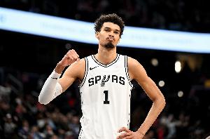 加内特谈文班亚马秀出Shammgod：那绝对是最疯狂的大个子过人动作