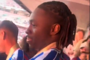 被球迷问是否会来阿森纳，埃泽面露微笑未做回应