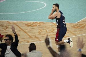 去年今日：美国男篮奥运险胜法国夺金 库里最后上演“晚安时刻”