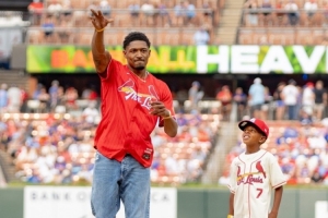 家乡的骄傲！比尔受邀为老家MLB球队红雀队开球！