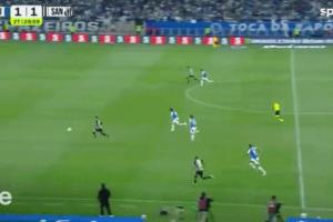 戏耍对手！内马尔巴甲炫技，扣倒对方球员送传中