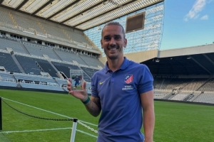 这张价值如何？格列兹曼在球场上晒梅西球星卡