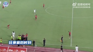 胡靖晕倒石家庄功夫外援立刻上前呼叫医疗，球队主动提出结束比赛