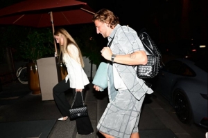 队报：扎巴尼已经抵达巴黎，今日接受巴黎体检+签约5年