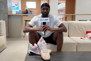 结束中国之行 NBA球星维金斯告别乌鲁木齐