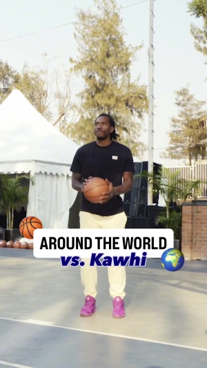 小卡卢旺达之行玩得很开心 与小球迷比拼投篮还把对方球打掉