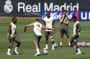 马卡：皇马中场缺兵少将 马斯坦托诺将在周四亮相伯纳乌