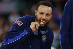 和库里一起重温奥运！勇士官博：他的第一次奥运 第一枚奥运金牌