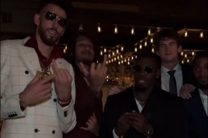 切特一身白衣出席卡鲁索婚礼引网友调侃：像迈阿密毒枭&色情明星