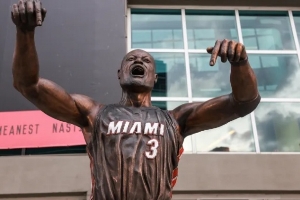 个比个抽象美媒评世界十大最丑运动员雕像：韦德榜首 C罗第2