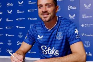 英媒：反人类握笔姿势！格拉利什签约埃弗顿因握笔姿势抢镜