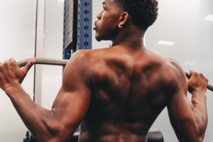 这背遮天蔽日！森林狼官推晒爱德华兹力量训练照：日积月累