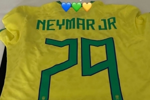 巴西队首秀15周年！内马尔社媒晒国家队79球纪念球衣