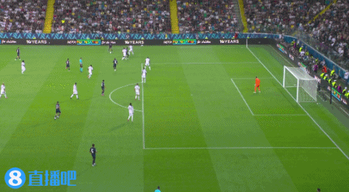 可惜！阿什拉夫做球埃梅里打门被封堵，裁判表示这球先越位