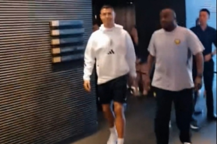 现场气氛相当火爆C罗走出酒店电梯，为蹲守酒店的球迷签名