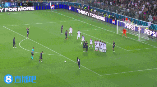 惩罚人墙！李刚仁任意球直接打门，皮球击中波罗后者倒地