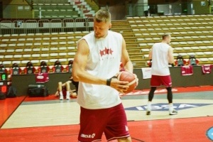 变壮了？波尔津吉斯晒国家队训练 声称退役后要打MMA