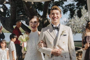 女大三，抱金砖！日本国脚堂安律的妻子晒婚礼照，幸福无比