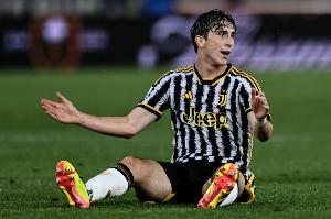 意媒：米雷蒂在尤文热身赛右腿屈肌受伤离场，可能影响到球员转会