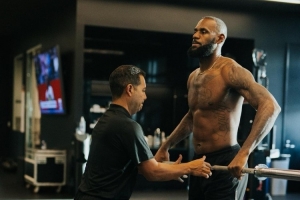 Skip：偶遇老詹的训练师 以为他要骂我 但他主动找我搭话态度很好