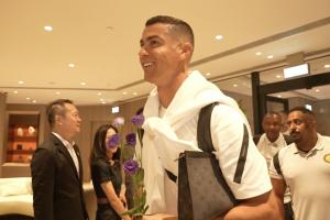 利雅得胜利官方晒图：C罗随队抵达中国香港，备战沙特超级杯