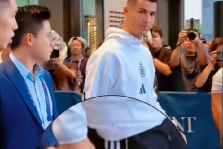 C罗上大巴前朝球迷比大拇指，手里还拿了一个葡萄牙球衣的Labubu