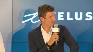 还是那个活宝！穆勒出席发布会模仿羊的叫声，全场大笑