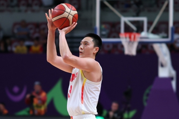 周琦：胡明轩运球有点太多了 你把球传出去没人会不回给你