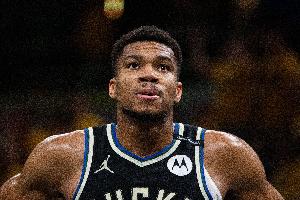 字母哥缺席热身赛原因：FIBA保险金＜年薪5413万 雄鹿尚未批准