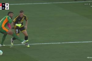 离谱！赫罗纳门将加扎尼加半场两次超级失误，接球失误&送红点