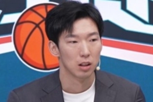 周琦：中国男篮破联防时4个人离得太近了 没有把空间拉开