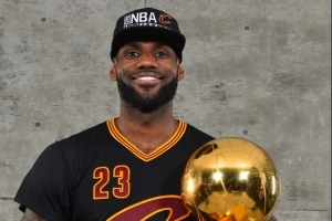 弗莱：詹姆斯把他16年总决赛抢七穿过的所有装备都打包收藏了