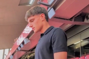 感受安菲尔德狂热氛围，莱奥尼现场观战利物浦VS伯恩茅斯