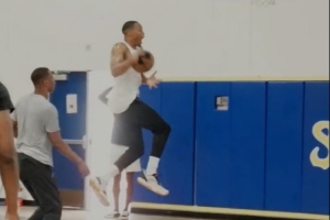 未来在哪？威少转发自己训练视频 抢断后高难度拉杆有点秀