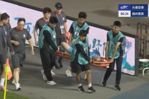 望无大碍！吴亚轲因伤被担架抬出场，此前神扑力保球门不失