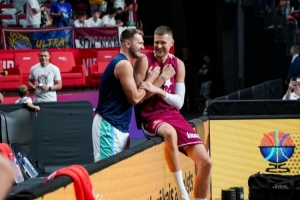 老队友重逢！热身赛前东契奇与老队友波尔津吉斯攀谈