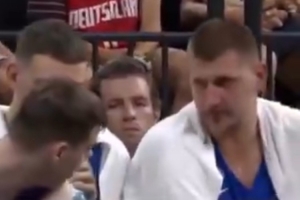 小将托皮奇被换下后直接坐下 约基奇告诉他要先和队友击掌