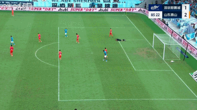 险些犯大错！于金永低级失误送间接任意球，新鹏城打门被挡出底线