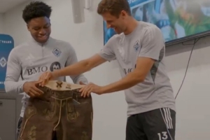 已经成温哥华活宝啦！穆勒给为自己让出号码的队友送皮裤