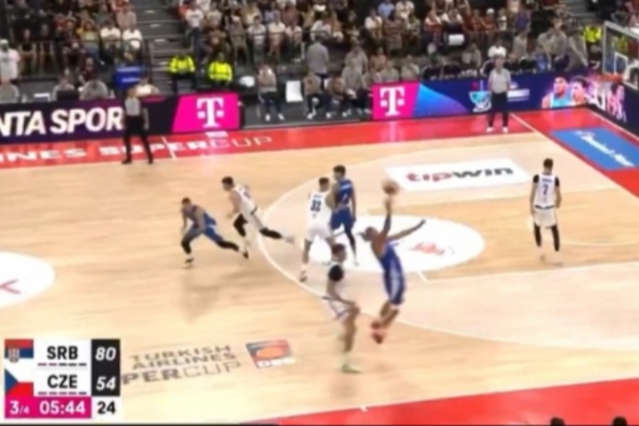 这胖子的想象力不得了~约基奇又献天秀传球 空中单手往后甩传队友