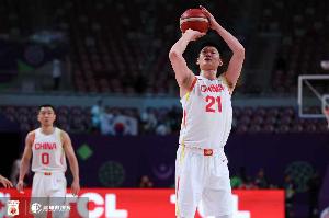 苏群：中国队破联防没足够的突破能力 看胡金秋下半场能否打出来