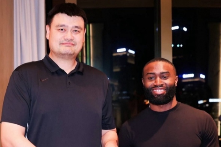 杰伦-布朗赠送姚明签名球鞋 明日将出战2025姚基金慈善赛